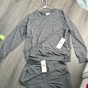 feat Women’s Heather Gray Long Sleeve Pullover Top